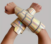 Paire de Manchettes Futuriste en Dorée / Protège Bras Iridescent Espace en similicuir Or / La Maison Du Déguisement