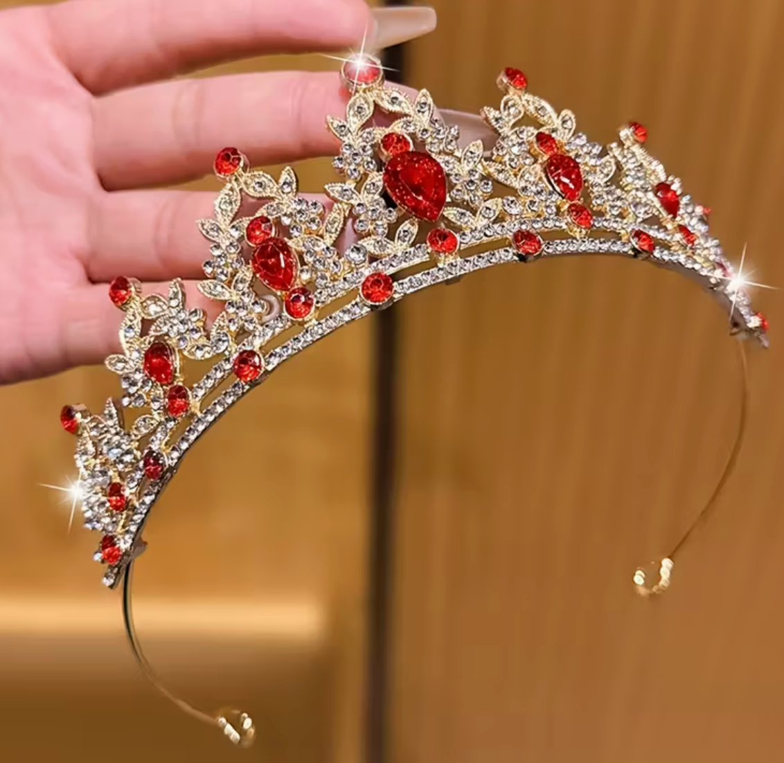 Diadème Royal Lady Métal Doré et Rouge / Élégant bandeau de couronne dorée avec des pierres rouges / Couronne De Reine Métal Doré et Rouge  / La Maison Du Déguisement