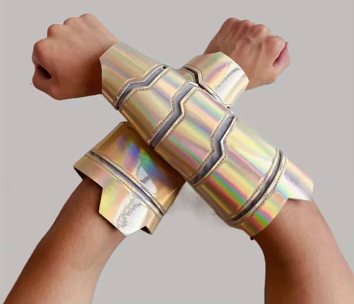 Paire de Manchettes Futuriste en Dorée / Protège Bras Iridescent Espace en similicuir Or / La Maison Du Déguisement