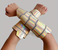 Paire de Manchettes Futuriste en Dorée / Protège Bras Iridescent Espace en similicuir Or / La Maison Du Déguisement